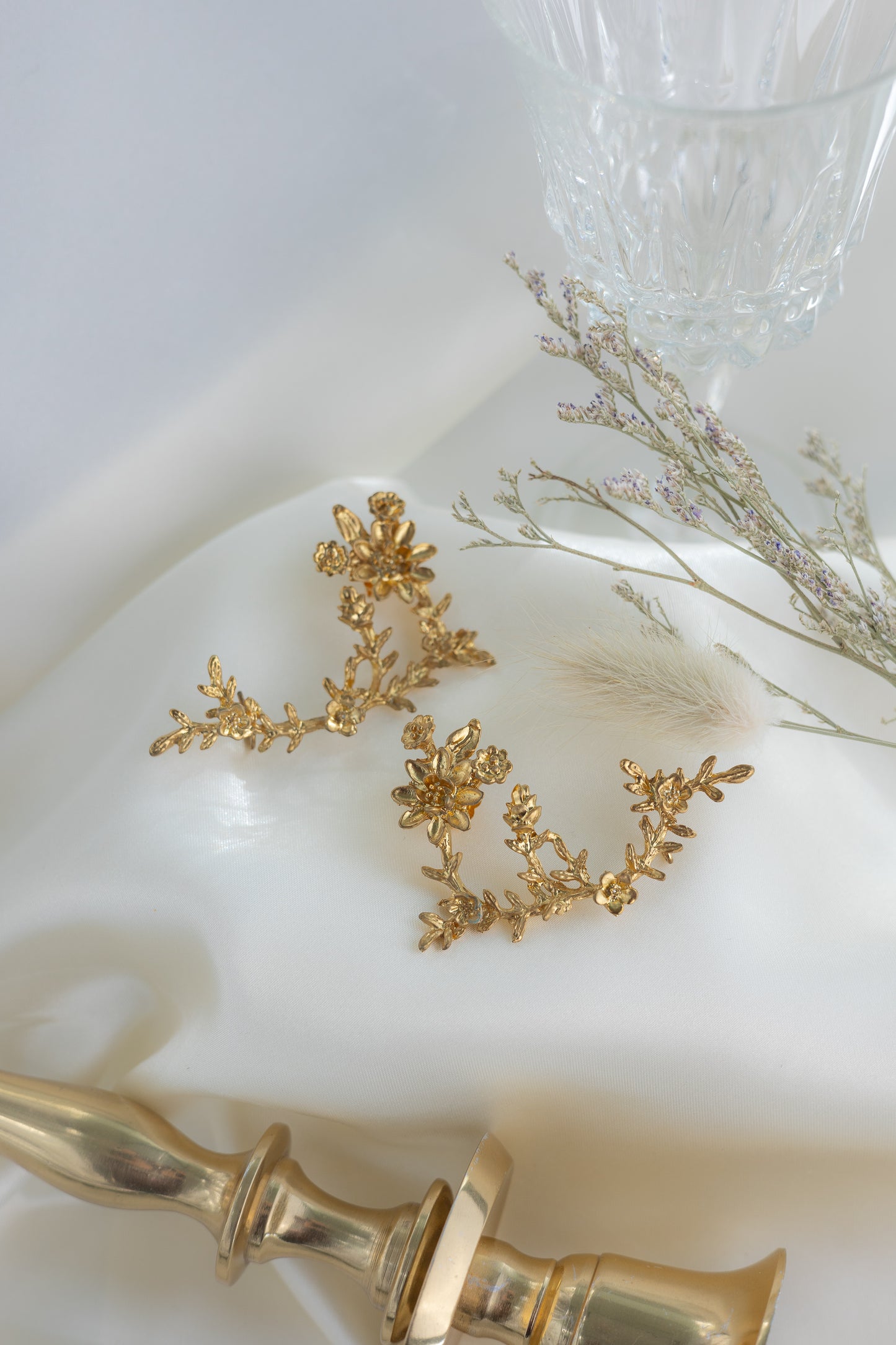 cuff earrings with floral motifs in silver with gold plating