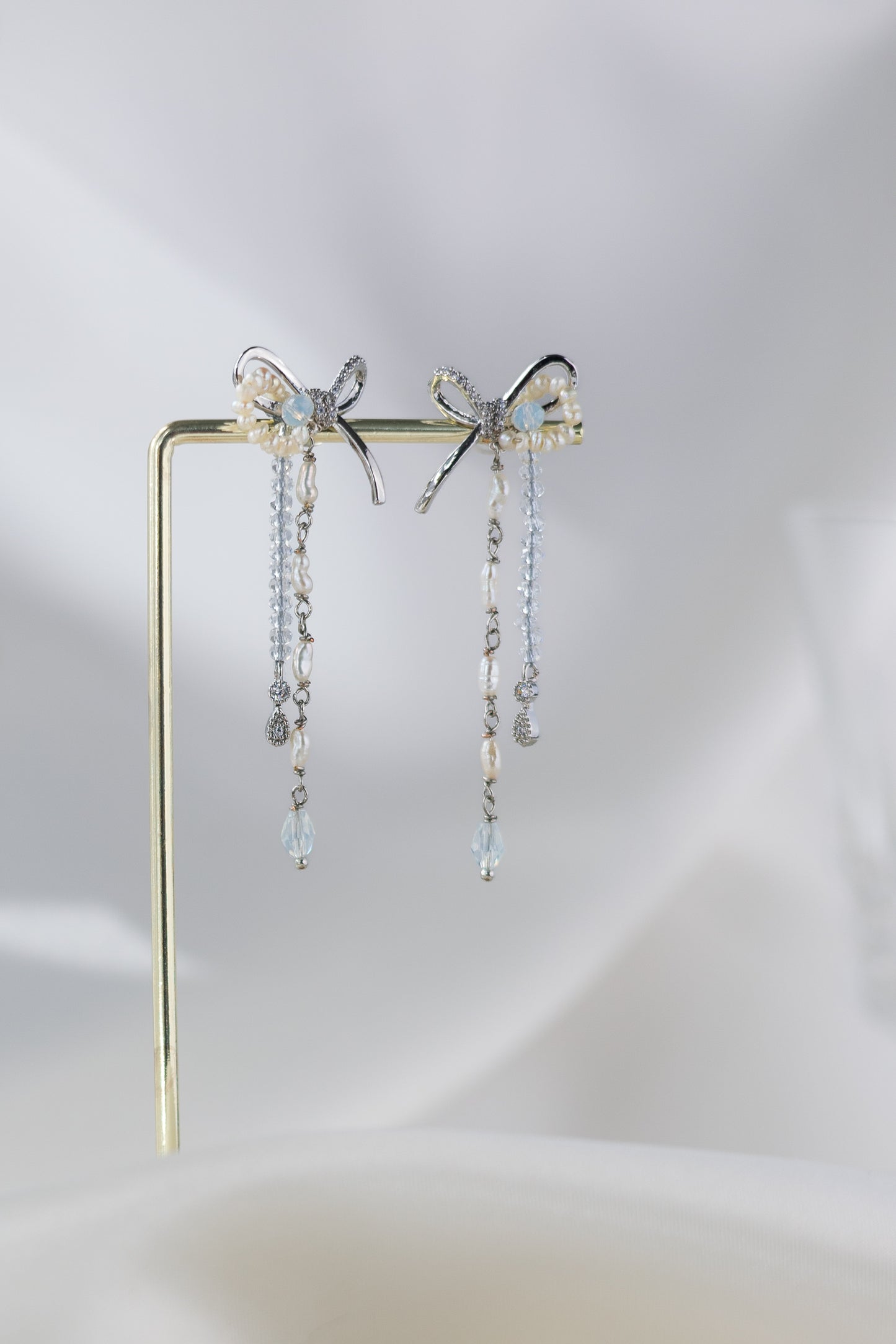 earrings in silver metal with bows and freshwater pearls and strass