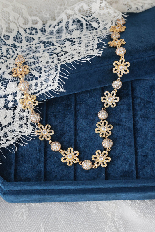 choker in golden metal with zirconias in velvet blue box