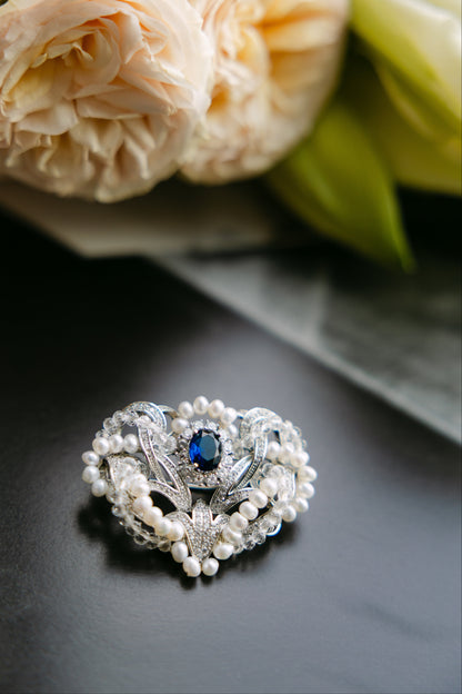brooch in silver metal with sapphire and pearls