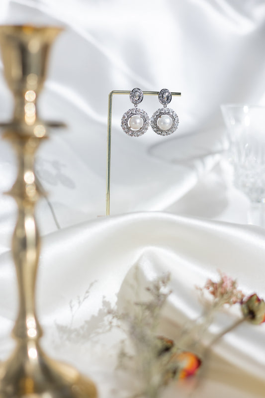 earrings in silver metal with pearls and zirconias in vintage style